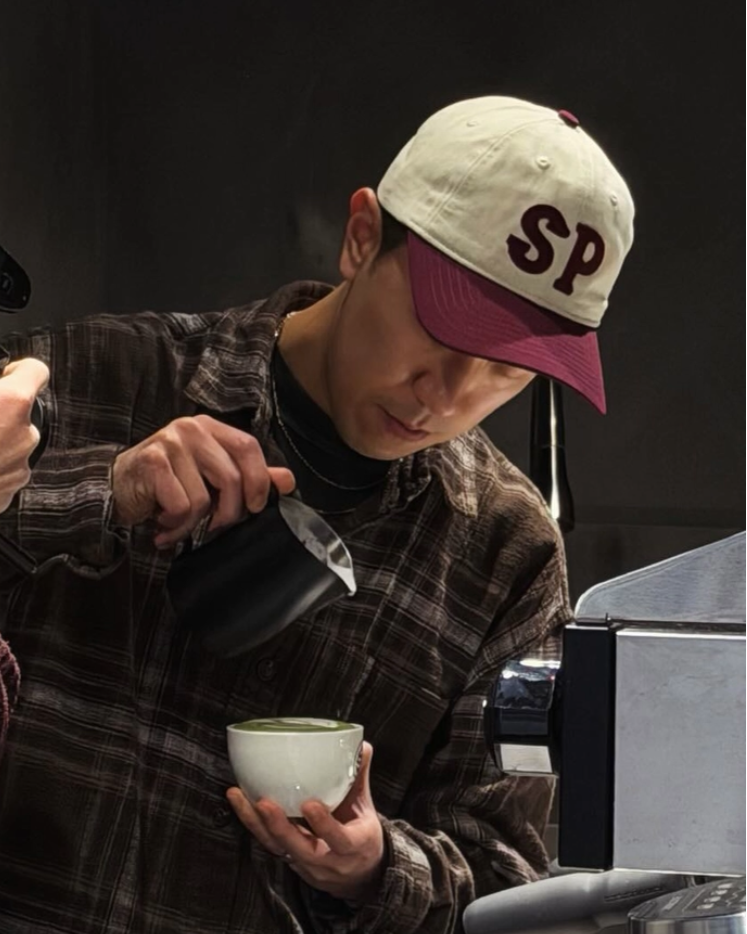Classic Baseball Cap | Off-white & Burgundy